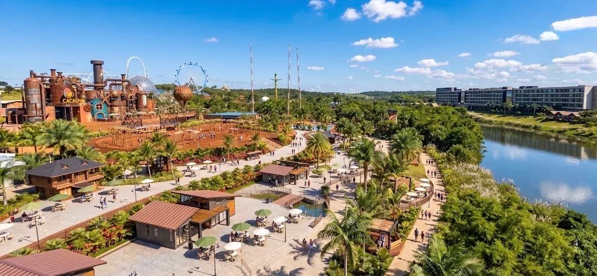 Imagem de referência panorâmica de áreas temáticas, jardins e um lago.