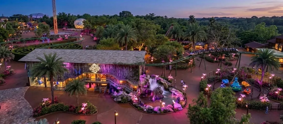 Imagem de referência de uma área temática com jardins iluminados.